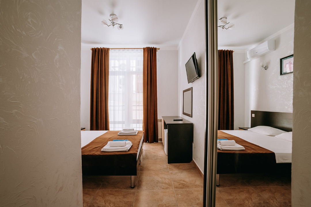 Полулюкс 2-местный (вид на стену, с балконом)