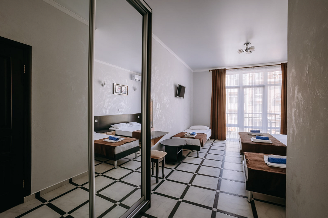 Полулюкс 4-местный (с балконом)