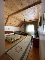 Двухместный полулюкс однокомнатный с балконом и с красивым видом из окна двуспальная кровать, Отель Каприз, Домбай