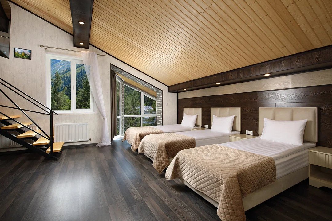 Полулюкс 2-местный 2-уровневый (с видом на горы)