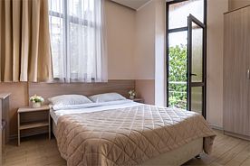 Двухкомнатный люкс с балконом и двумя ванными комнатами, Отель Грант-3, Адлер