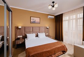1-мест. (разм. в 2-мест.) 2-комн. люкс (вид на море), Отель Family Pride Inn, Витязево