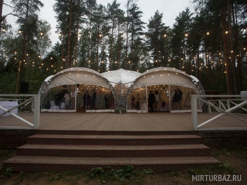 Шатер у озера