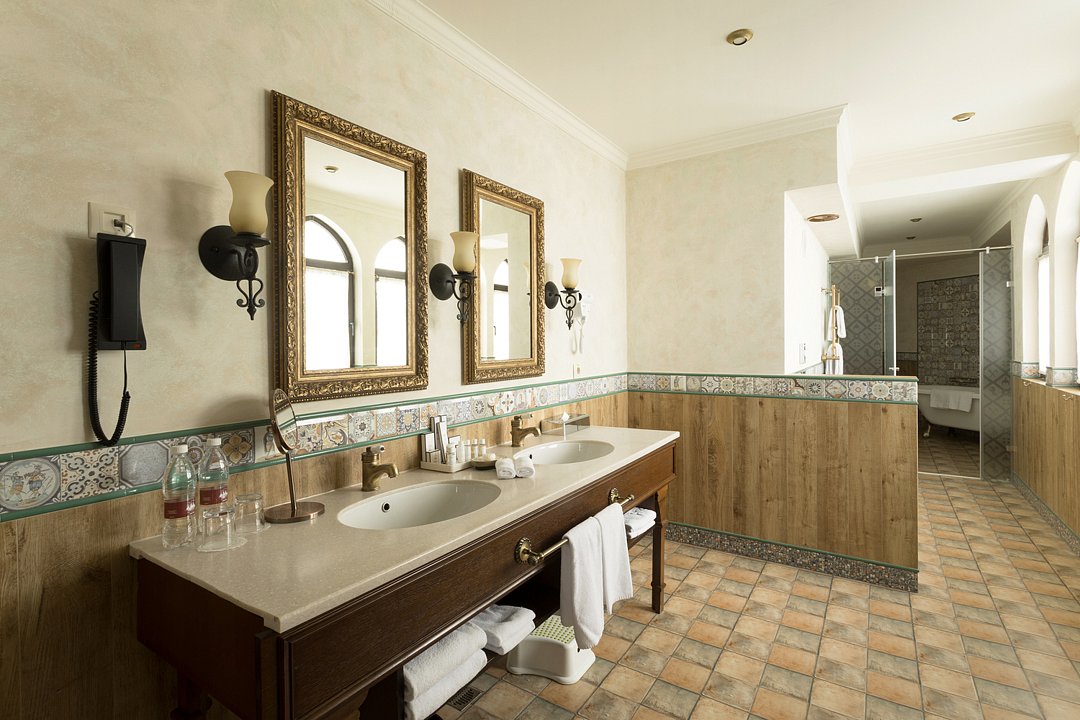 Люкс Роял 4-местный 3-комнатный