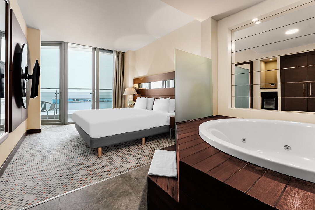 Люкс Джуниор 2-местный (с гидромассажной ванной и видом на море)