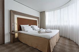 Номер Люкс с двуспальной кроватью и диваном, Отель Novotel Yekaterinburg Centre, Екатеринбург