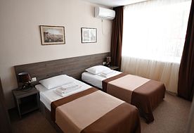 3-мест.(разм. в 4-мест.) 2-комн. полулюкс семейн. (юг), Пансионат Феодора, Алушта