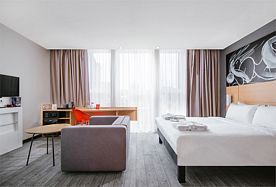 Улучшенный номер – двуспальная кровать и кресло, Гостиница Ibis Moscow Октябрьское Поле, Москва
