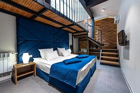 Двухместные Loft Blue Мансарда двуспальная кровать, Гостиница Парадная, Ярославль