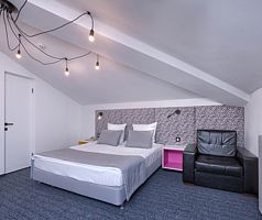 Двухместные Loft White Мансарда двуспальная кровать, Гостиница Парадная, Ярославль