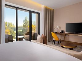 Двухместный номер Deluxe с панорамным видом на горы двуспальная кровать, Отель Swissotel Wellness Resort Alatau Almaty, Алма-Ата