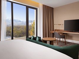Двухместный люкс Grand Executive с панорамным видом на горы двуспальная кровать, Отель Swissotel Wellness Resort Alatau Almaty, Алма-Ата