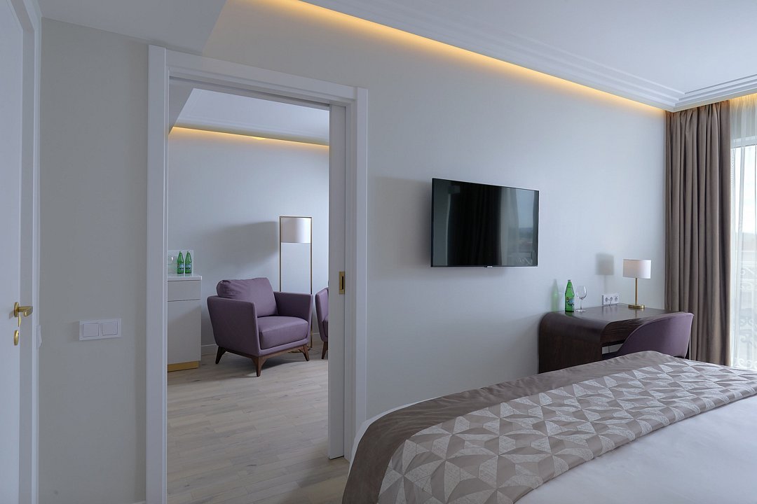 Люкс Премиум 2-местный 2-комнатный (с балконом)