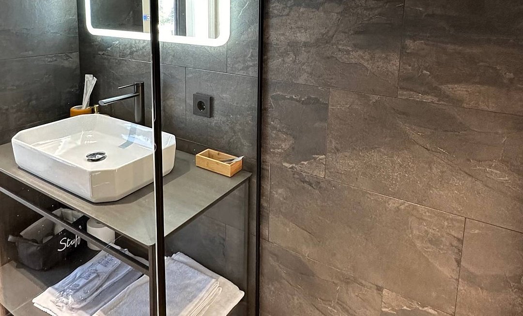 Барнхаус 2-местный (в соснах)