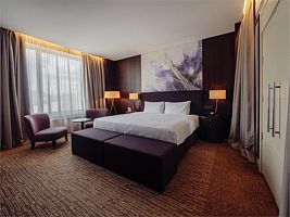 номер ДЕЛЮКС ПРЕДСТАВИТЕЛЬСКИЙ c 1 двуспальной кроватью, DOUBLETREE BY HILTON MOSCOW – MARINA, Москва