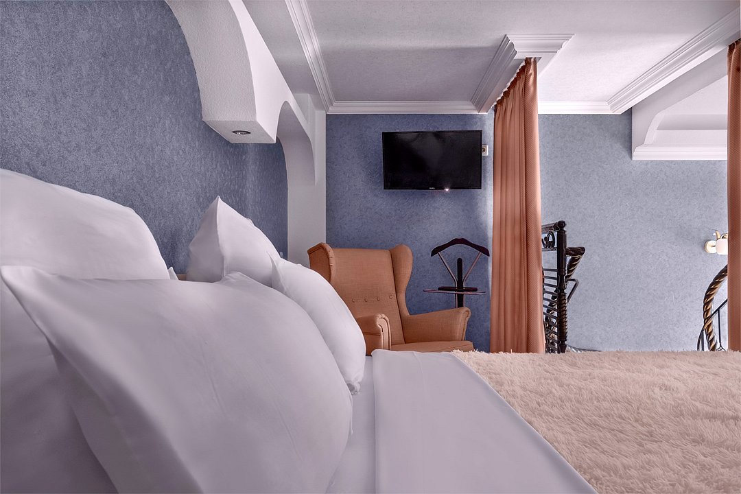 Люкс 4-местный 2-уровневый (с гидромассажной ванной)