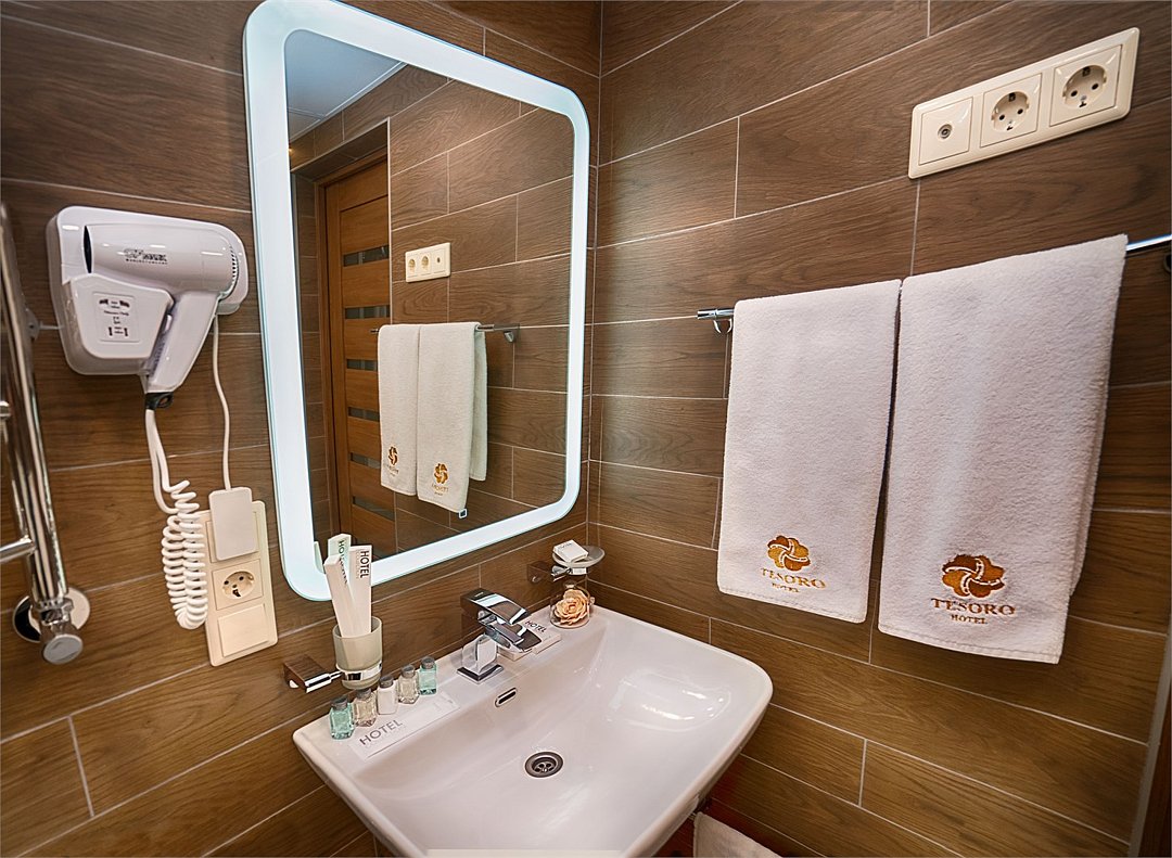 Люкс 4-местный 2-уровневый (с гидромассажной ванной)