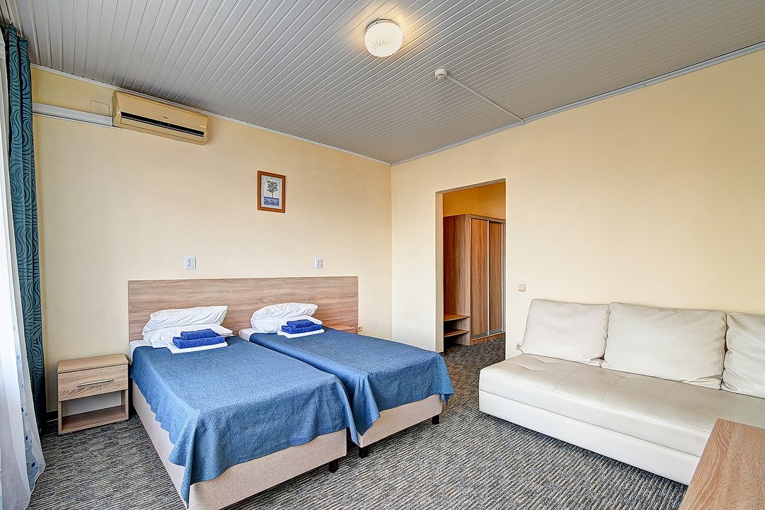 Стандартный 3-местный (с балконом, корпус 1,2)