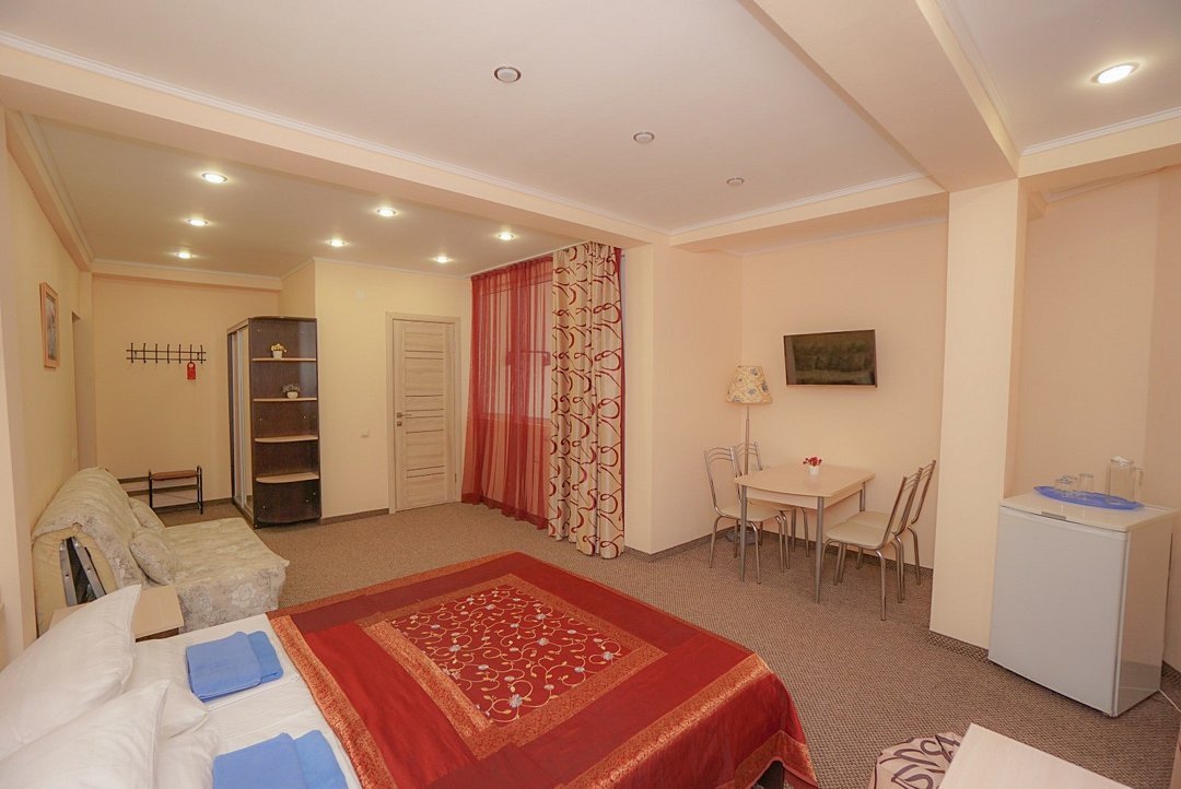 Стандартный 3-местный (с балконом, корпус 1,2)