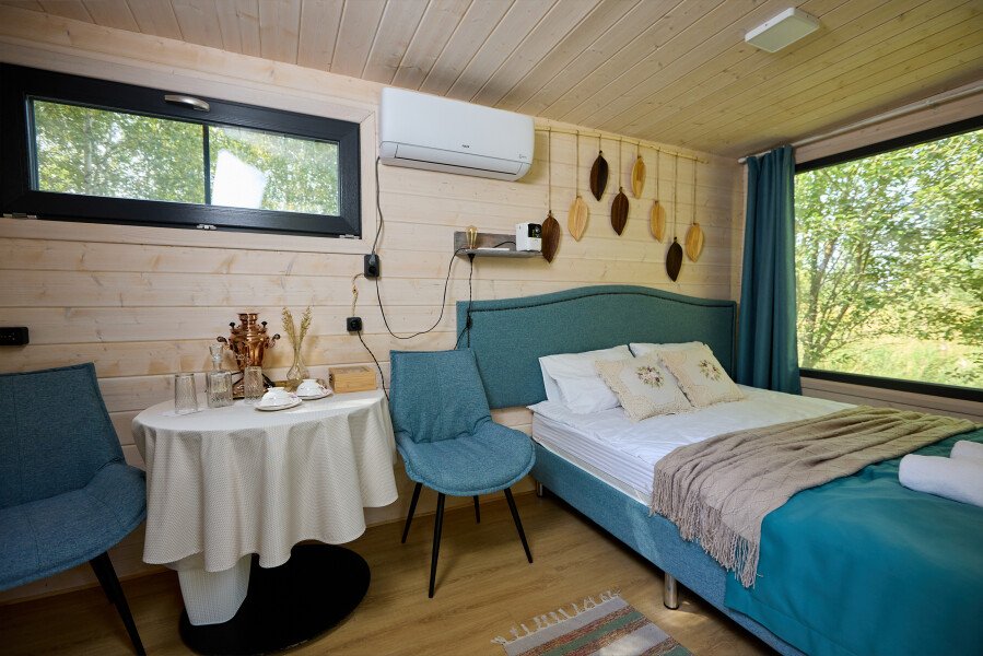 Дом 2-местный 1-комнатный (среди деревьев, с панорамными окнами и террасой)