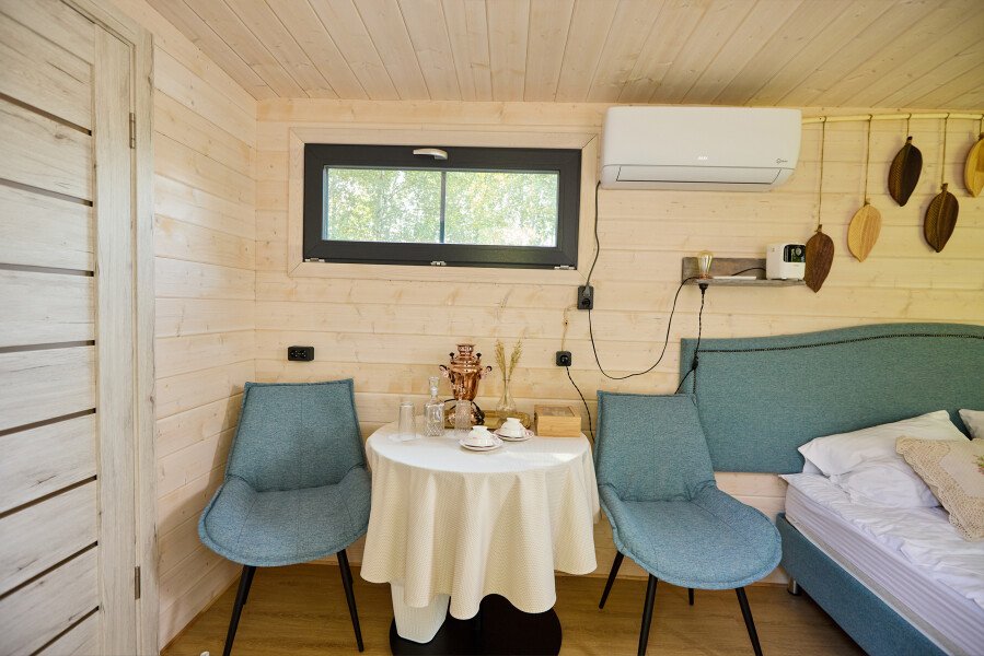 Дом 2-местный 1-комнатный (среди деревьев, с панорамными окнами и террасой)