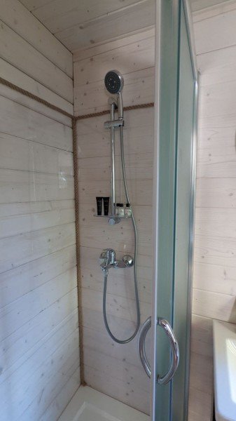 Дом 2-местный 1-комнатный (среди деревьев, с панорамными окнами и террасой)