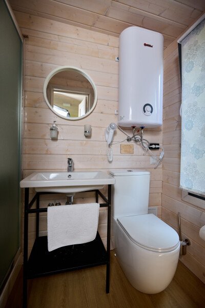 Дом 2-местный 1-комнатный (среди деревьев, с панорамными окнами и террасой)