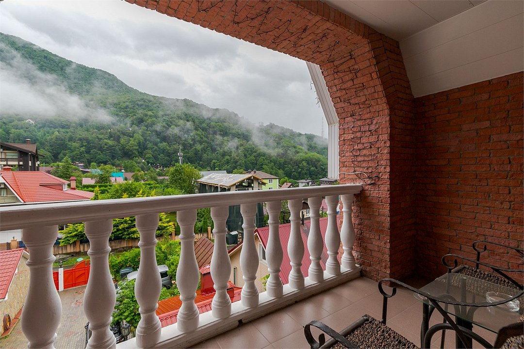 Люкс 4-местный 1-комнатный (с видом на горы)