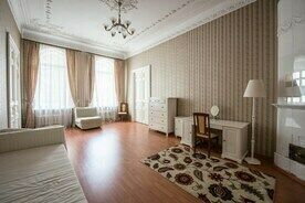 Комната со светлой мебелью, Апарт-отель Юлана на Восстания, Санкт-Петербург