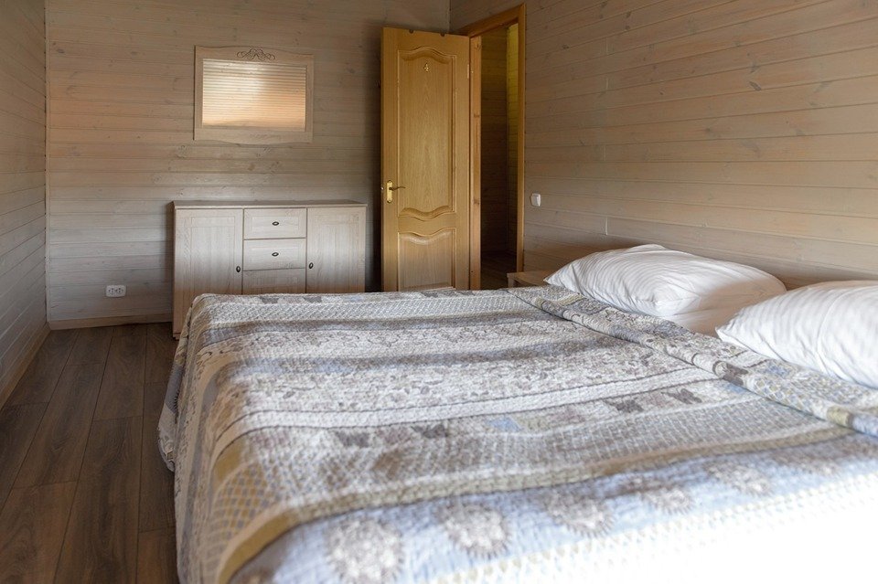 Коттедж 8-местный 4-комнатный (Компания)