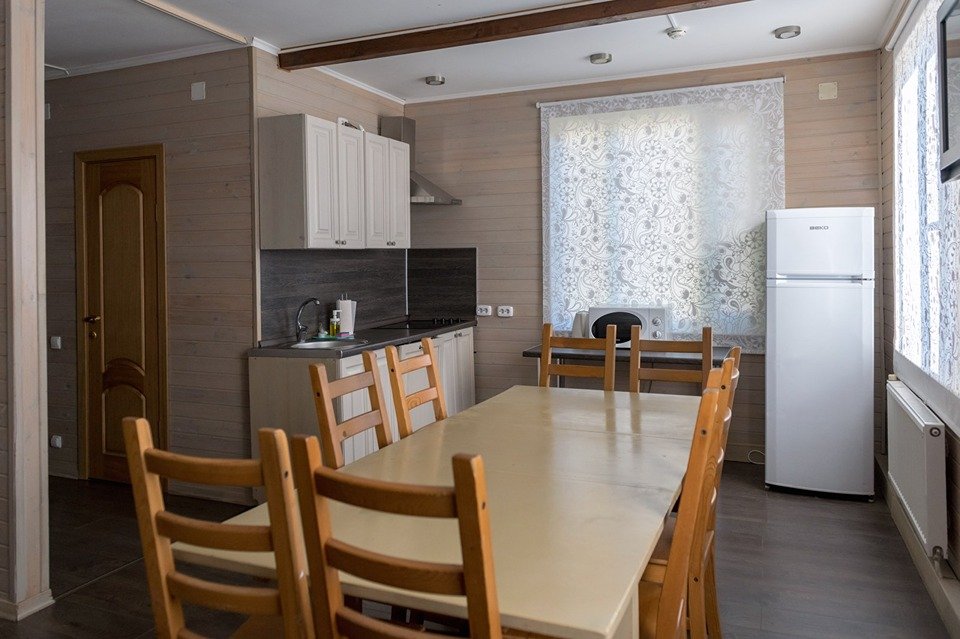 Коттедж 8-местный 4-комнатный (Компания)