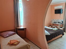 3-местный улучшенный с балконом, Курортный отель ДельфиниЯ, Николаевка