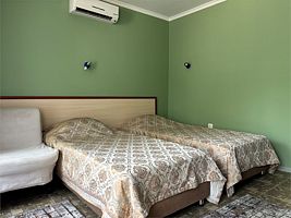 Стандартный двухместный с двумя кроватями и 1 дополнительным местом, без балкона, Отель Казачок, Архипо-Осиповка