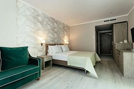 Двухместный номер (Третий корпус) Стандарт Улучшенный с балконом и с видом на горы двуспальная кровать, Парк-отель AMRA PARK-HOTEL & SPA, Гагра