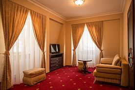 Двухместный люкс № 302, 303, 307, 308 с 2 комнатами двуспальная кровать, Отель Кристалл 139, Эльбрусский район