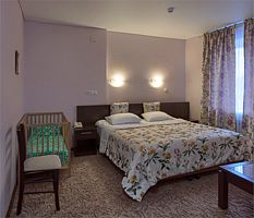 Семейный номер с детской кроваткой, Гостиница Два крыла, Ярославль