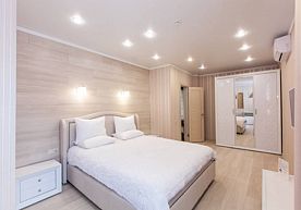 Улучшенный номер с большой кроватью размера "king-size", Гостиница Слобода, Томск