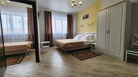 «Люкс» с 1 большой кроватью, 1 маленькой кроватью и диваном, Отель «БОЛКОНСКИЙ», Смоленск