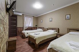 Четырехместный номер с одной двуспальной и двумя односпальными кроватями, Отель Шале, Воронеж