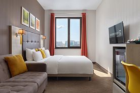 Улучшенный номер с широкой двуспальной кроватью, Отель Golden Tulip Krasnodar, Краснодар