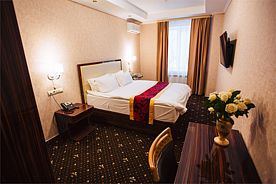 Улучшенный Стандарт, Гостиница Версаль, Курган