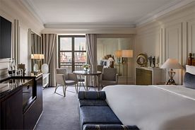 Клубный номер с видом на башни Кремля с одной кроватью King и доступом в The Carlton Club, Гостиница The Carlton, Moscow, Москва