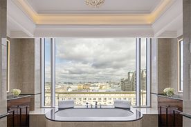 Клубный номер с панорамной ванной с одной кроватью King и доступом в The Carlton Club, Гостиница The Carlton, Moscow, Москва