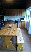 Номер в деревянном домике с одной 2-спальной и одной 1-спальной кроватью и кухней, Дачный отель Лежневская лагуна, Линды