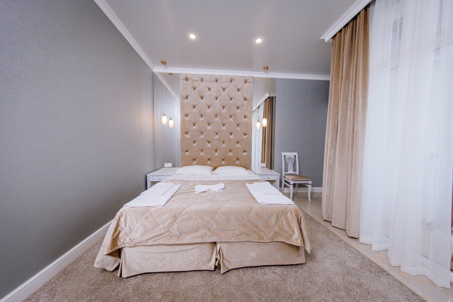 Люкс 4-местный 2-комнатный (с балконом)