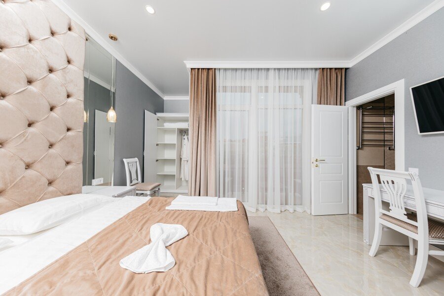 Люкс 4-местный 2-комнатный (с балконом)