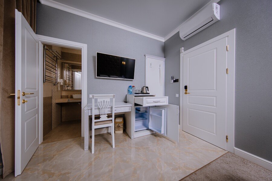 Люкс 4-местный 2-комнатный (с балконом)