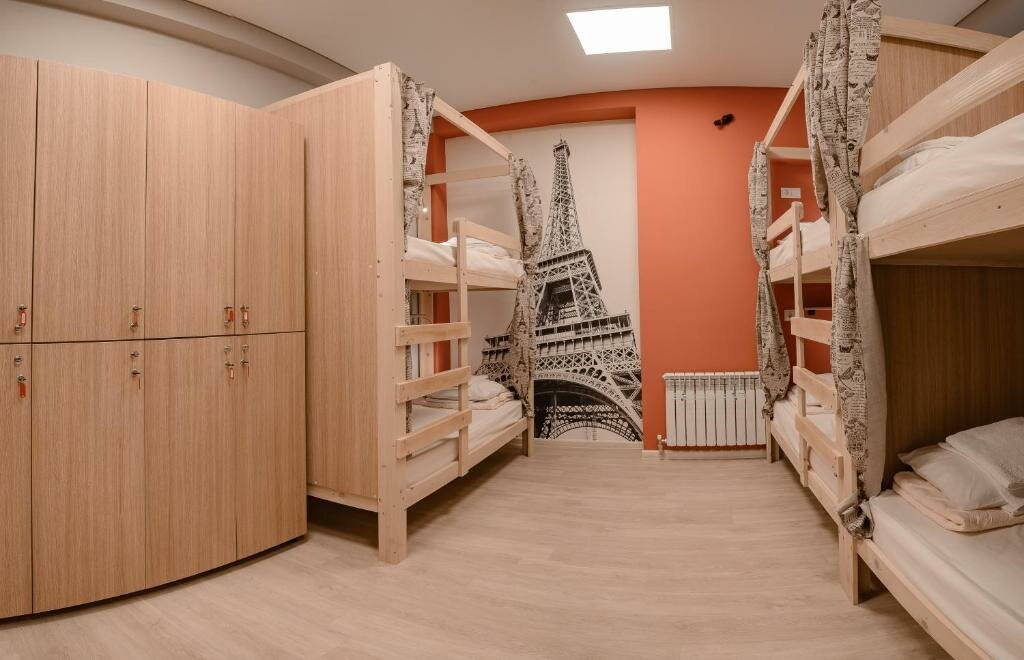 Место в 8-местном номере (женский номер, Париж)