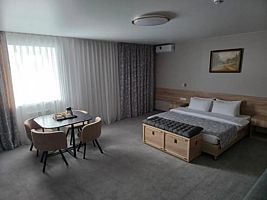 Номер 3 этаж VIP, Отель Сто гостей, Южно-Сахалинск