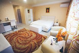 Двухместные апартаменты Времена Года Весна двуспальная кровать, Отель Family Lab Wellness & Spa Club, Изворотень